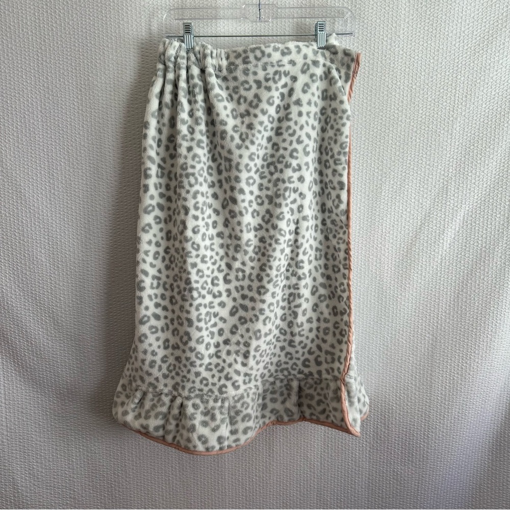 Shireah Women’s Fleece Spa Wrap Gray White Leopard Print NWOT